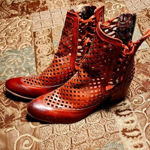 Freebird by Steven Lazor Leather Ankle Boot, size 9